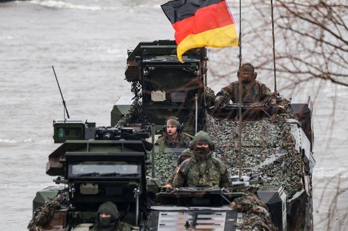 Tinerii germani cu vârste între 17 și 45 de ani trebuie să obțină aprobare de la Forțele Armate Germane înainte de a părăsi țara pentru o perioadă mai mare de trei luni, conform unui amendament recent la Legea privind modernizarea serviciului militar