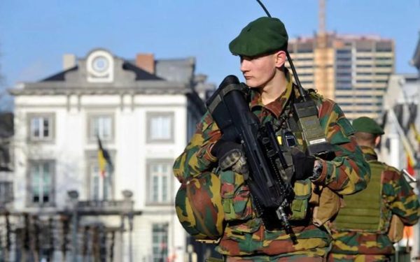 Mii de tineri BELGIENI, sub 18 ani, au ales armata. Ce i-a atras