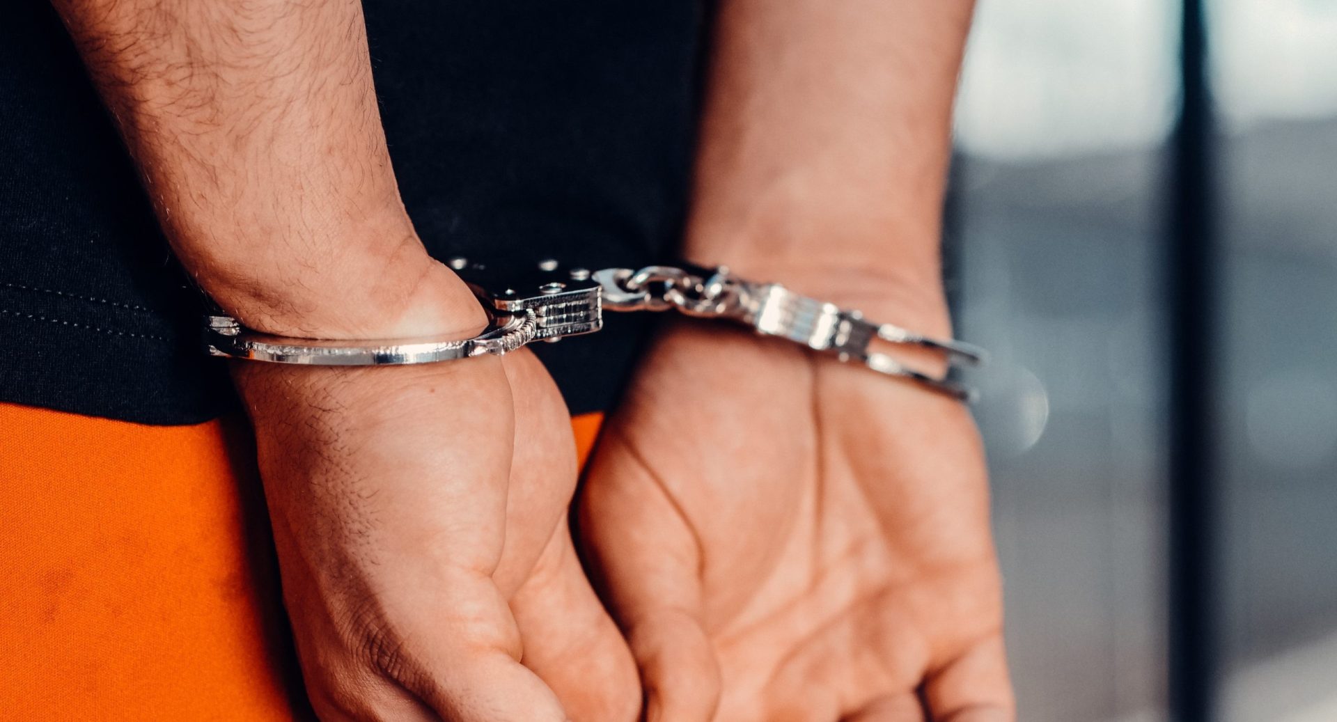 Hârșova: Doi bărbați, reținuți pentru distrugere, violare de domiciliu și lovire