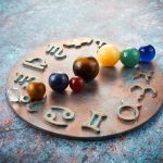 Atenție la portofel: Zodia care dă bani pe mâna „prietenilor” falși