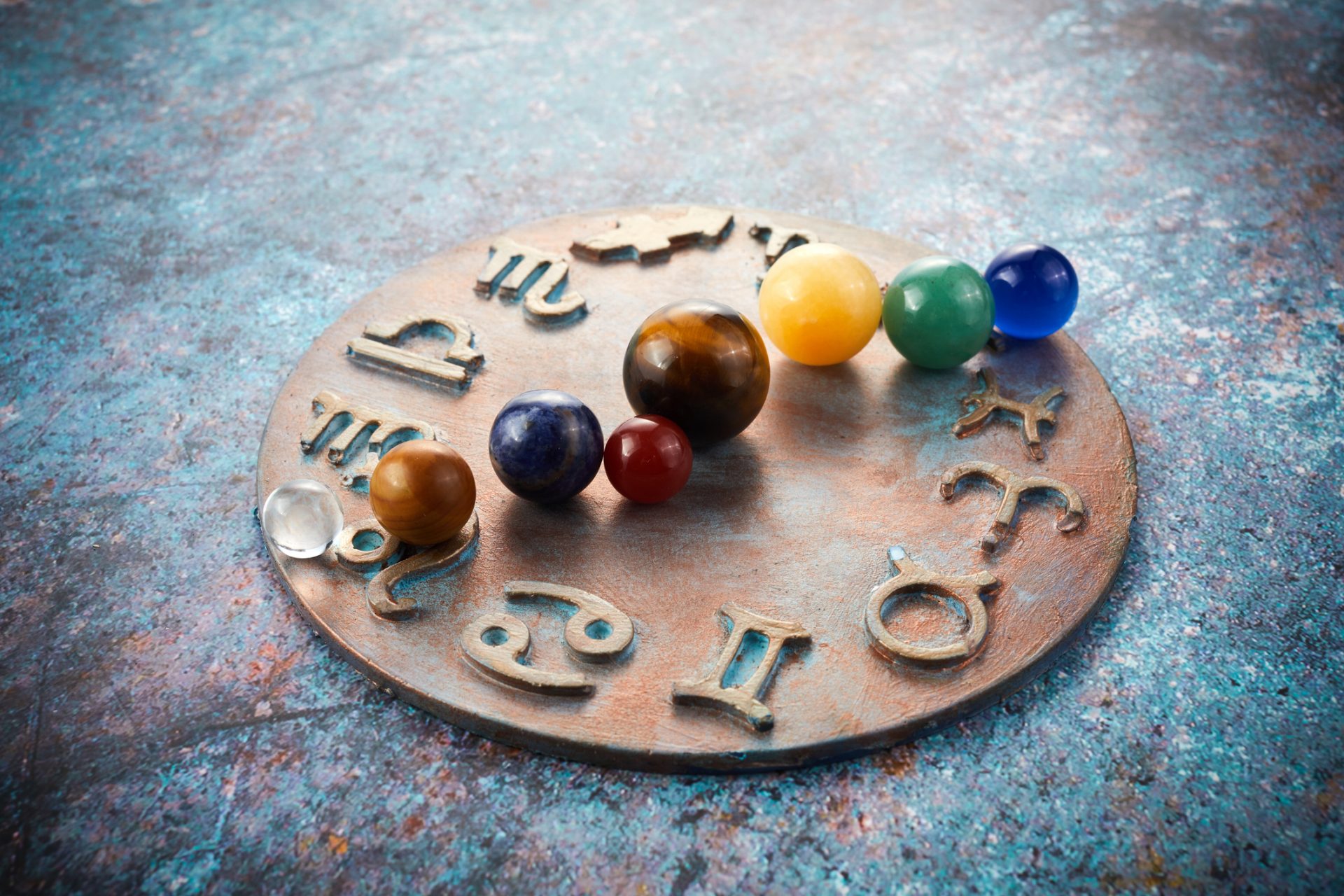 Atenție la portofel: Zodia care dă bani pe mâna „prietenilor” falși