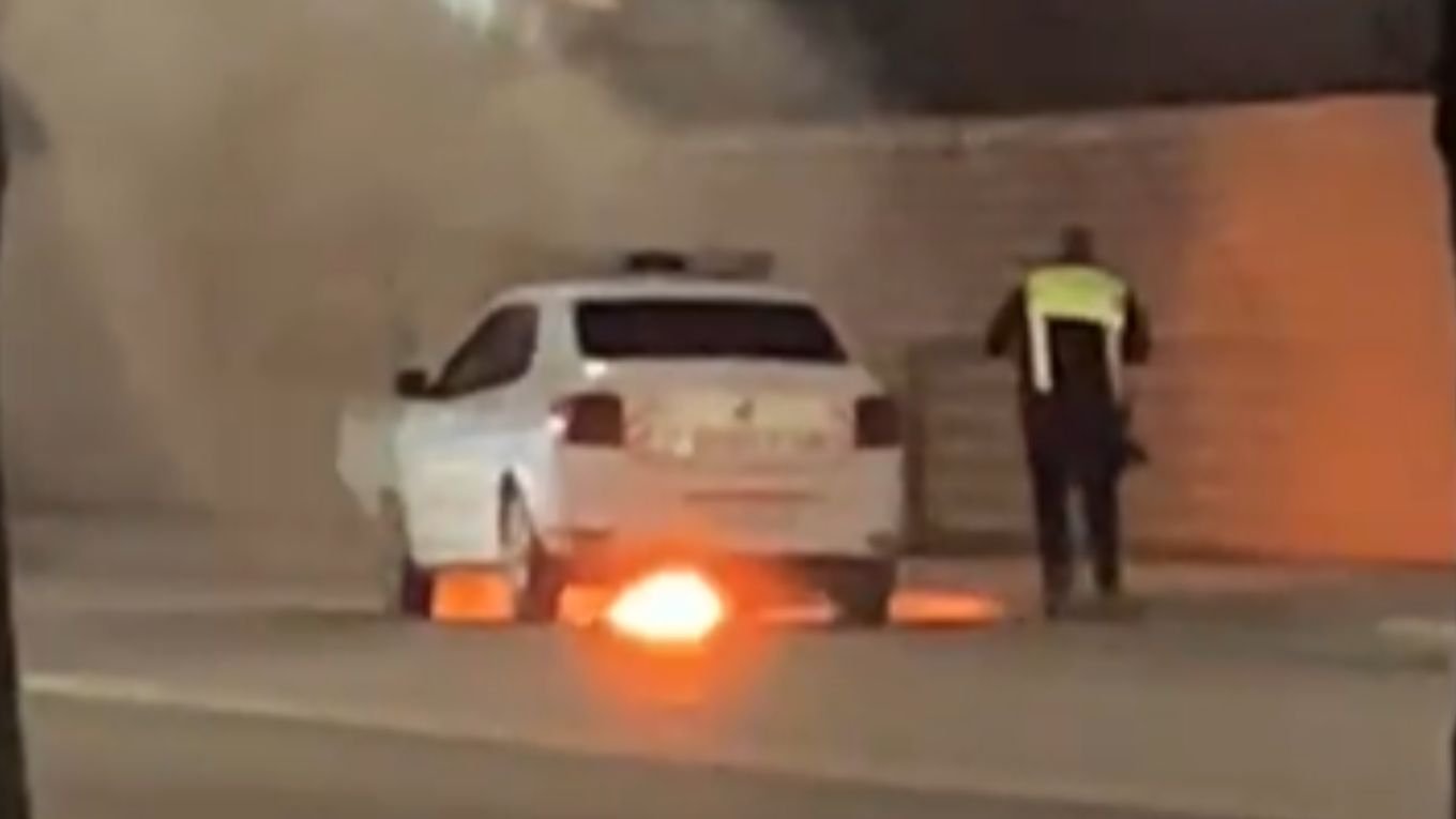 Un autoturism Dacia Logan cu semnele poliției a luat foc duminică seară în trafic, în municipiul Iași