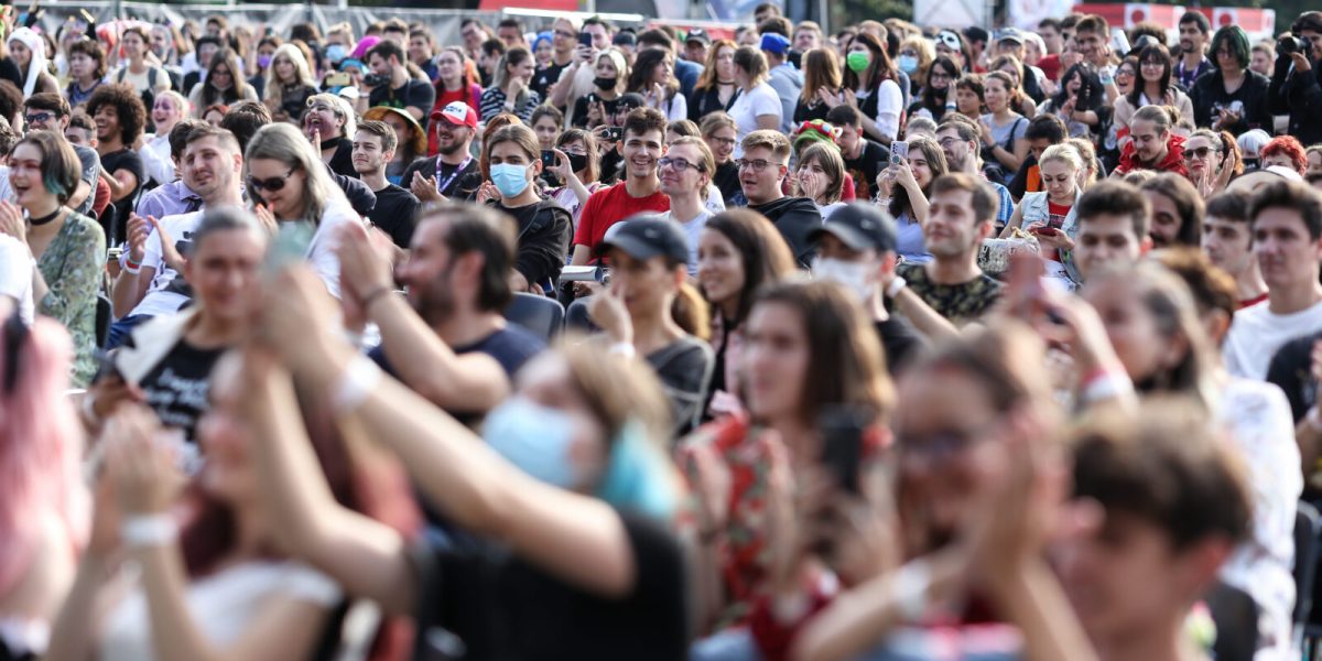 Star din Teen Wolf, la Comic Con București, după anularea lui Iain Glen