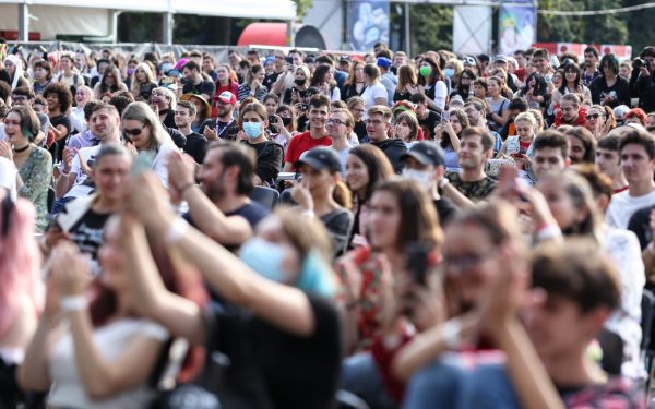 Star din Teen Wolf, la Comic Con București, după anularea lui Iain Glen