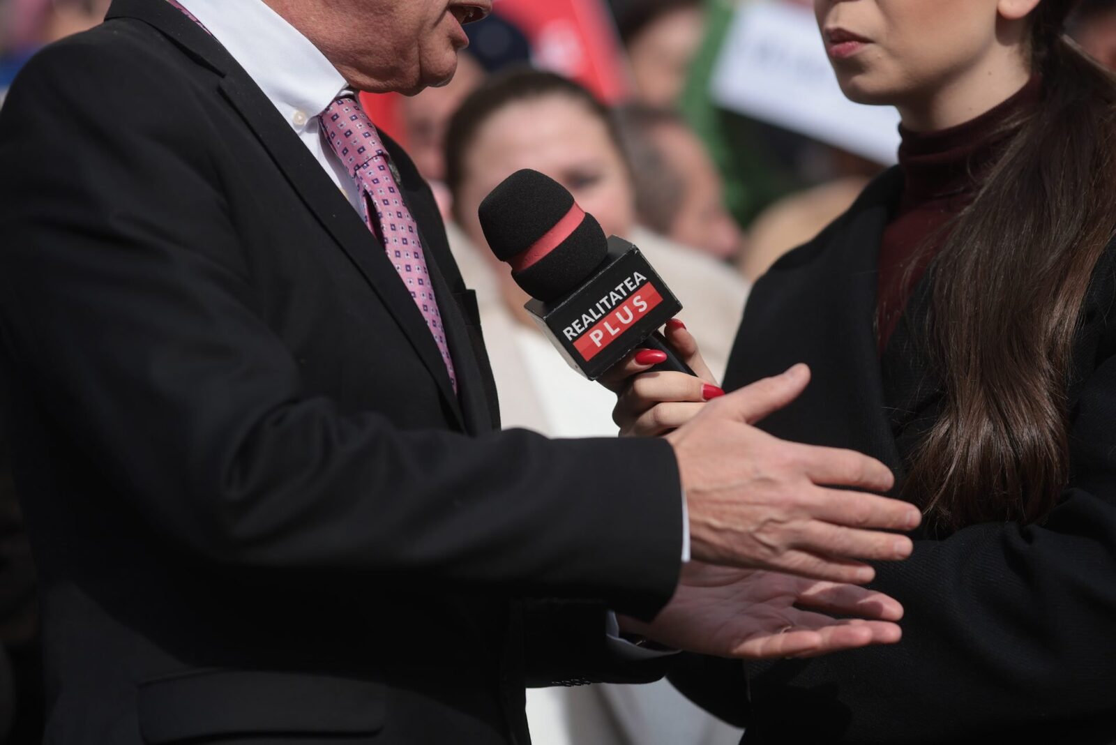 Curtea de Apel București a decis suspendarea aplicării deciziei CNA de retragere a licenței Realitatea Plus TELEVIZIUNEA Realitatea Plus poate continua să emită, cel puțin pentru moment, după ce Curtea de Apel București a suspendat decizia Consiliului Național al Audiovizualului (CNA) de retragere a licenței postului