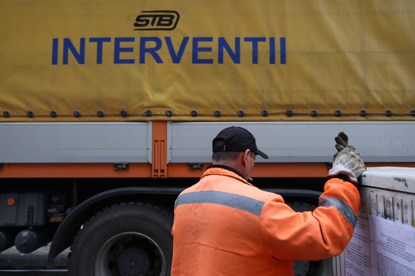 Societatea de Transport București (STB) a făcut recent o achiziție controversată, plătind peste 15.000 de euro pentru servicii de monitorizare și analiză a presei, în condițiile în care compania se confruntă cu o criză financiară severă