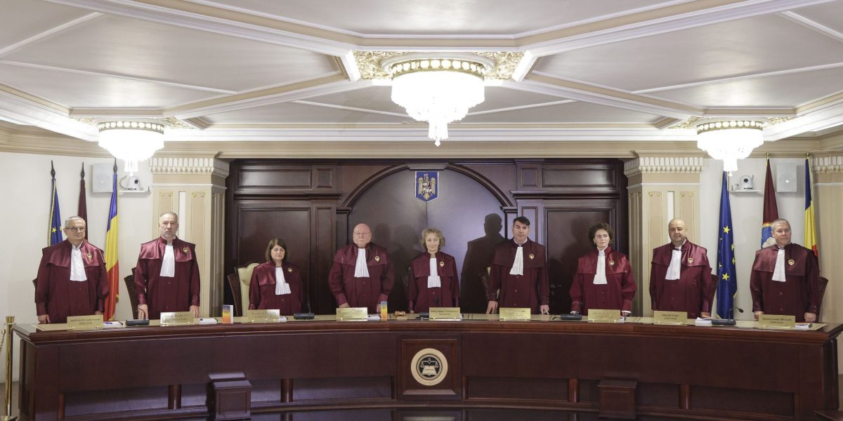 Judecătorii CCR, furioși pe sporuri: 2.300 de euro, chiar dacă nu merită!