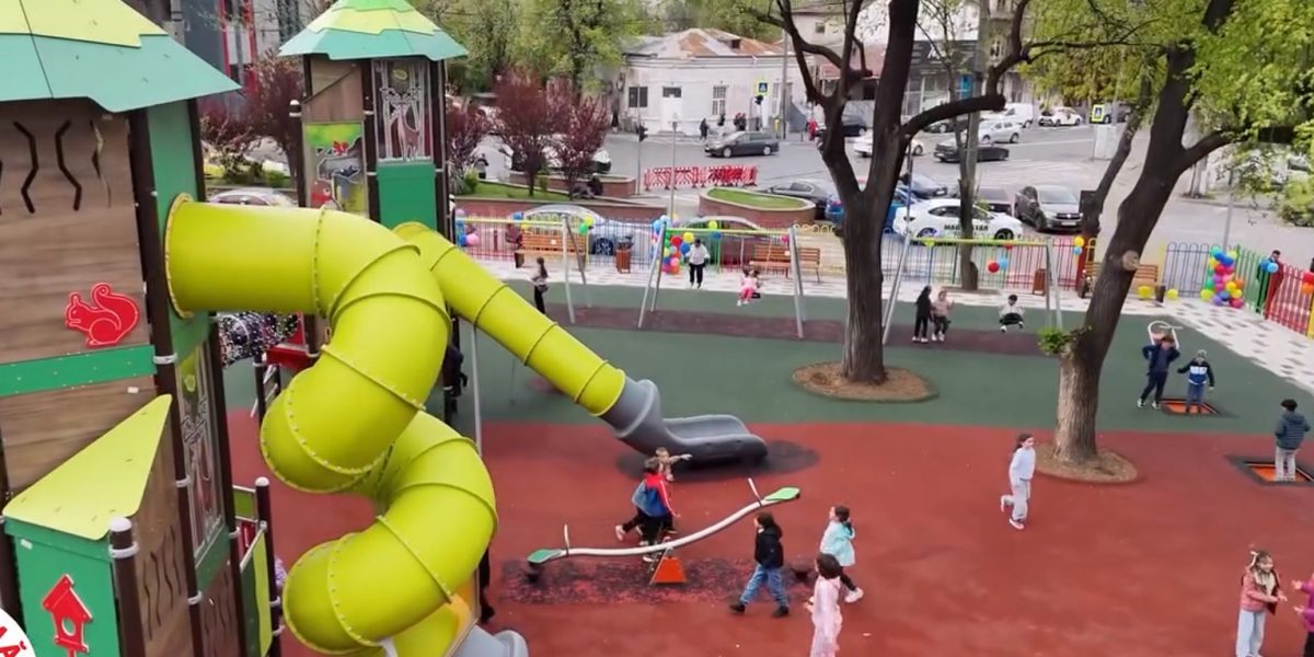 Sectorul 5: Două locuri de joacă refăcute, bucurie pentru copii și părinți