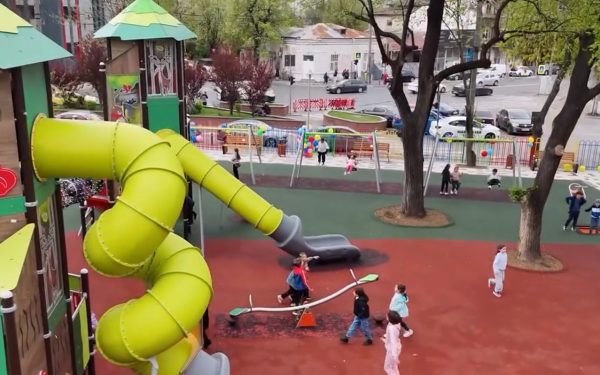 Sectorul 5: Două locuri de joacă refăcute, bucurie pentru copii și părinți