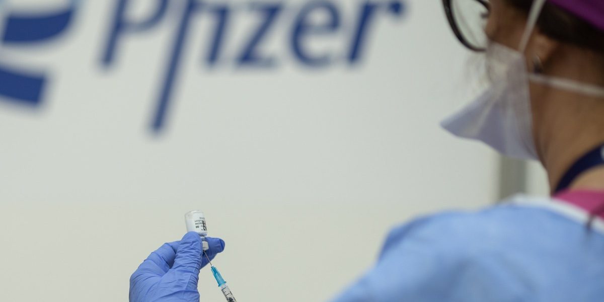 Propunere-ȘOC: Românii vaccinați cu Pfizer, fără muncă, primesc 1200 euro/lună