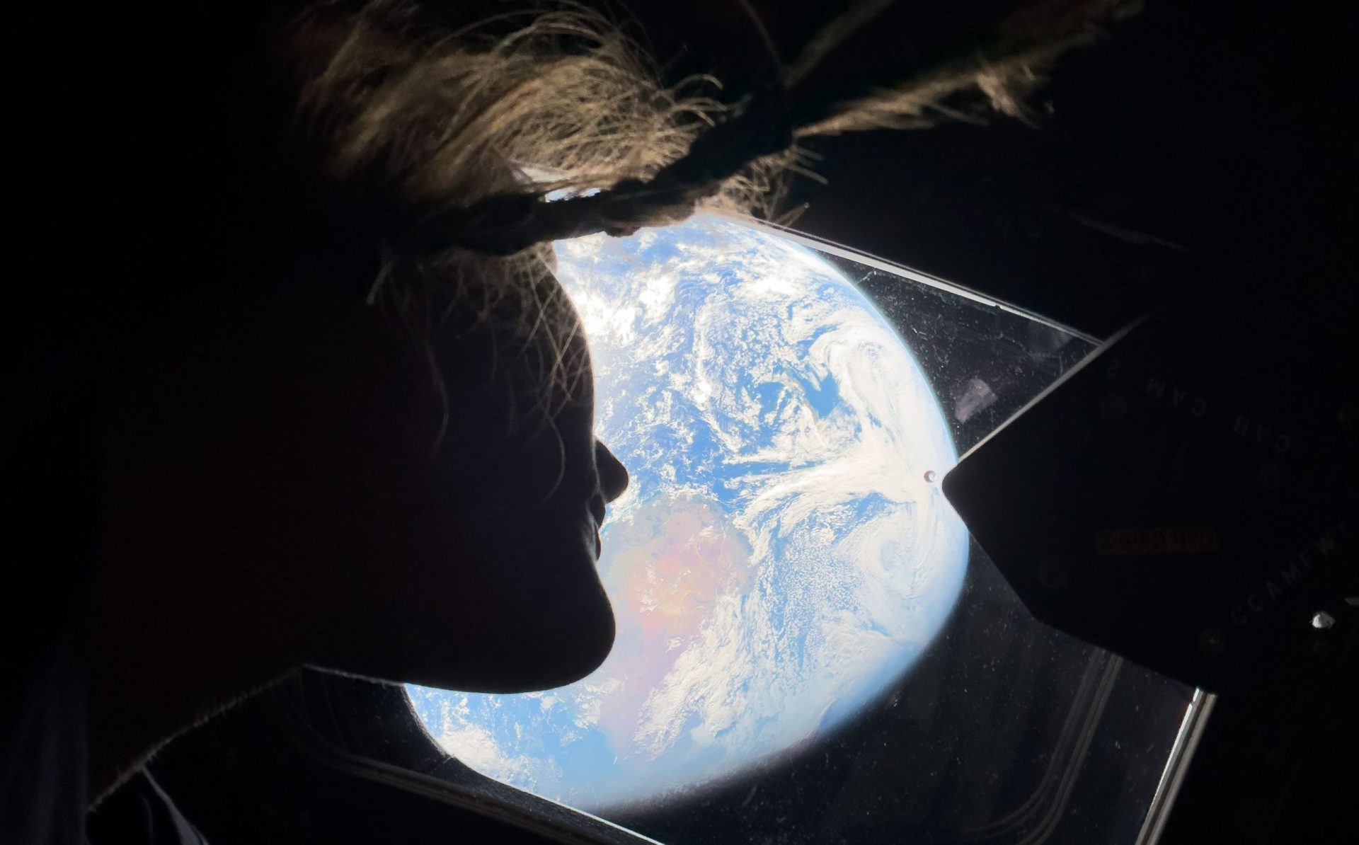 Astronauții din misiunea Artemis II au reușit să surprindă imagini rare cu Luna, în timpul unei ieșiri în spațiu, oferind comunității internaționale o perspectivă nemaivăzută asupra satelitului natural al Pământului