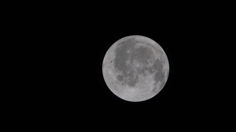 O nouă serie de imagini impresionante capturate de astronauții misiunii Artemis II aduc în prim-plan atât Luna, cât și interiorul navei spațiale Orion, oferind o perspectivă unică asupra vieții în spațiu
