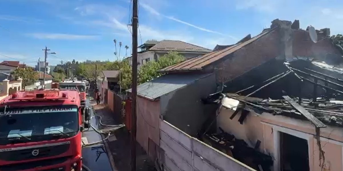 Incendiu URIAȘ în Sectorul 5: Flăcările au mistuit două case