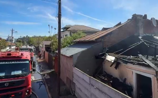 Incendiu URIAȘ în Sectorul 5: Flăcările au mistuit două case