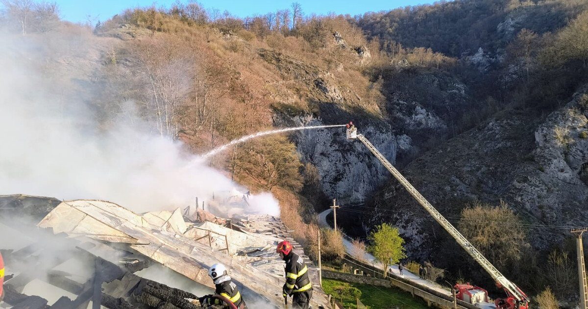 Incendiul de proporții la mănăstirea din Vâlcea: Intervin pompieri din trei județe