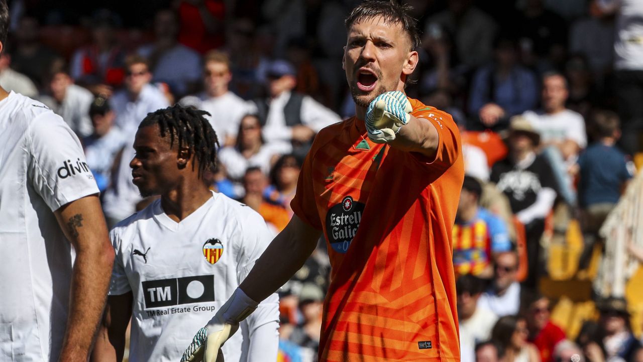 Meciurile din sferturile de finală ale Europa League au debutat cu emoții, miercuri seară, pe Sport.ro, iar atenția fanilor fotbalului românesc a fost îndreptată către Andrei Ionuț Radu, portarul echipei Celta Vigo