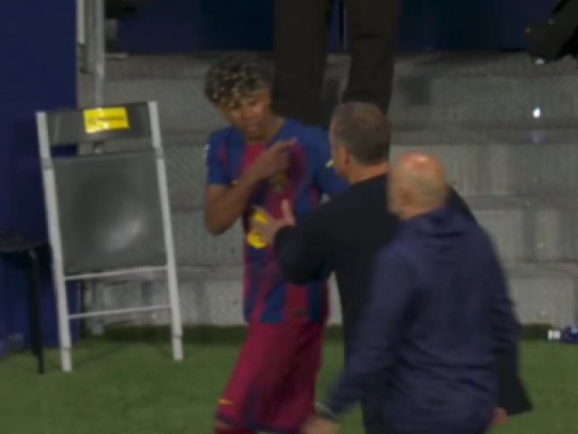 Sâmbătă seară, în cadrul celei de-a 30-a etape a SuperLigii, FC Rapid a trecut peste obstacolele ultimei perioade și a învins pe U Cluj cu 2-0, într-un meci disputat pe stadionul Giulești