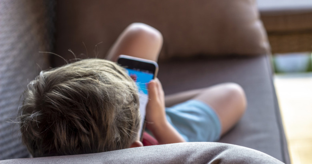 Conform unui studiu recent, copiii care petrec mai mult de trei ore pe zi pe rețelele sociale sunt mai predispuși să sufere de depresie și anxietate în perioada adolescenței