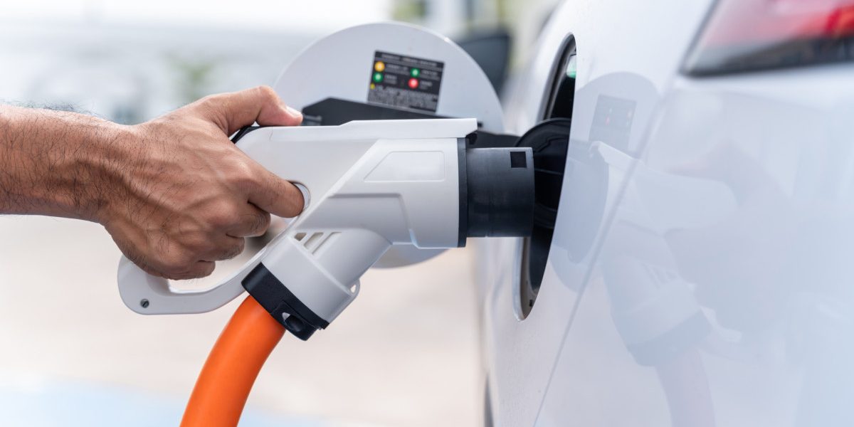 Explozie electrică în UE: Scumpirea benzinei umflă vânzările. Ce face România