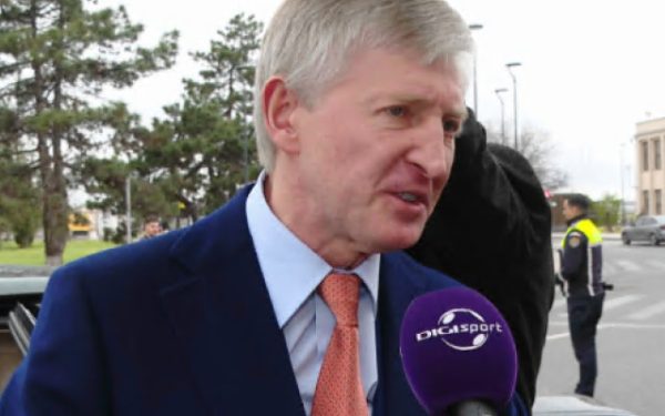 Marele Rinat Akhmetov, GEST MARE pentru Mircea Lucescu