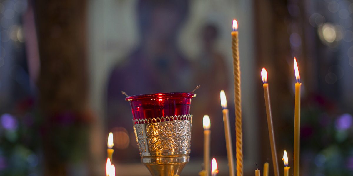 Sâmbăta Mare 2026: Ce ritual obligatoriu așteaptă românii în Noaptea Învierii?