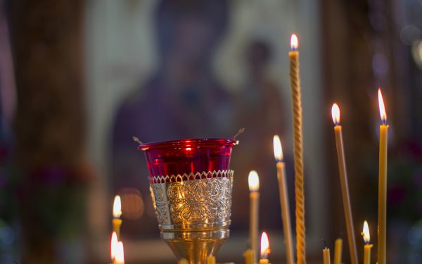 Sâmbăta Mare 2026: Ce ritual obligatoriu așteaptă românii în Noaptea Învierii?