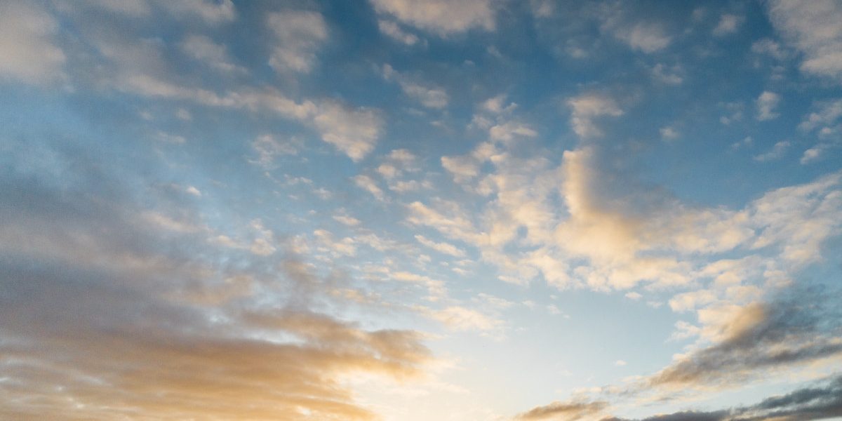 București: Vreme superbă, dar Cod Galben de vânt în Caraș-Severin