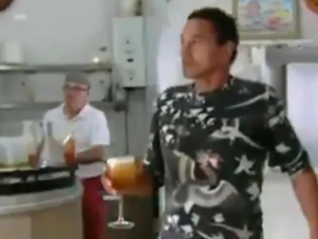 Accident șocant: Starul ajuns ospătar a pierdut piciorul din cauza unui tort