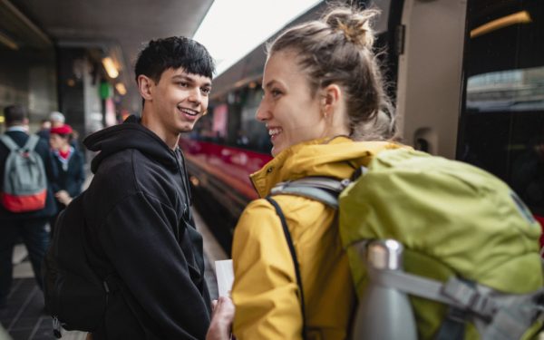 Comisia Europeană lansează o nouă rundă DiscoverEU pentru tinerii europeni Comisia Europeană a anunțat o nouă rundă de înscrieri pentru programul DiscoverEU, parte a Erasmus+, oferind tinerilor de 18 ani oportunitatea de a călători gratuit în Europa