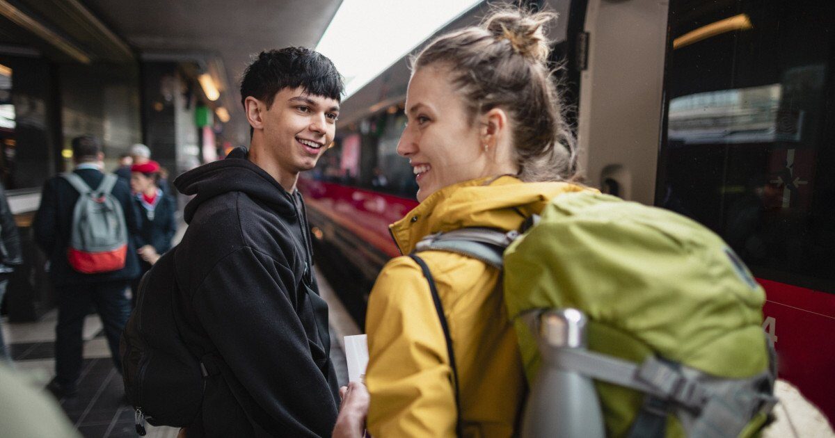 Comisia Europeană lansează o nouă rundă DiscoverEU pentru tinerii europeni Comisia Europeană a anunțat o nouă rundă de înscrieri pentru programul DiscoverEU, parte a Erasmus+, oferind tinerilor de 18 ani oportunitatea de a călători gratuit în Europa