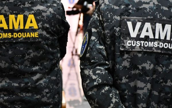 Marfă contrafăcută de 3 milioane lei, din Turcia, blocată într-un camion în România