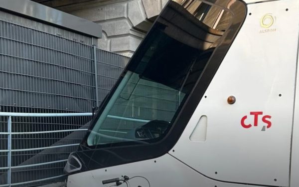 Accident la Strasbourg: Tramvai în zidul gării după ce vatmanul a leșinat, 3 răniți
