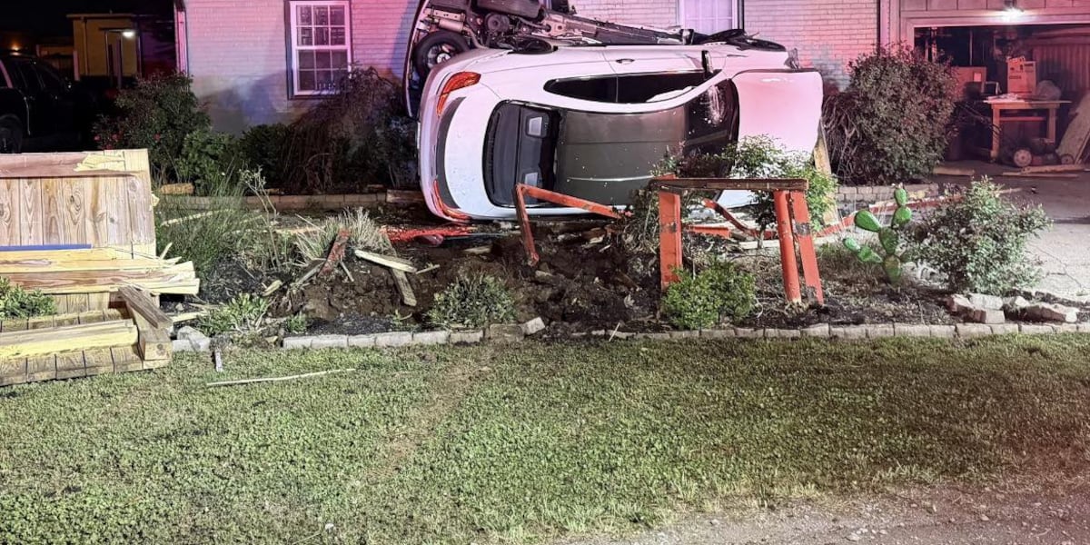 Accident GRAV în SUA: O persoană, la spital după ce o mașină a intrat într-o casă