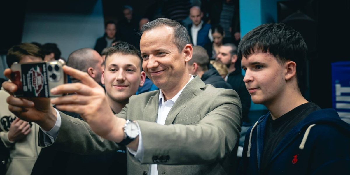 Sondajele de opinie din Ungaria prezintă o imagine fragmentată a competiției electorale, cu rezultate care favorizează, în funcție de instituția de sondare, fie partidul de guvernământ, FIDESZ-KDNP, condus de premierul Viktor Orban, fie formațiunea TISZA, aflată în ascensiune