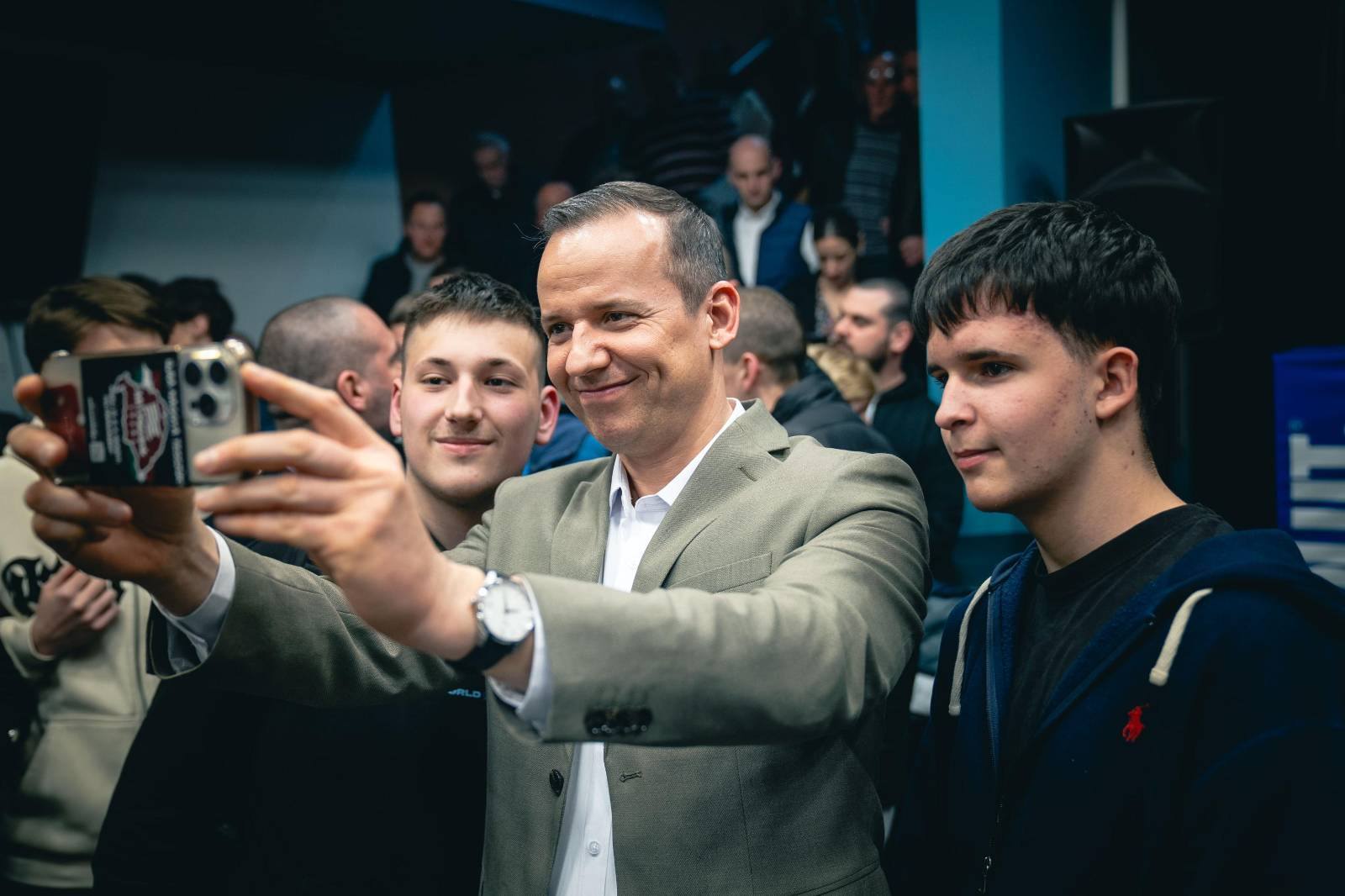 Sondajele de opinie din Ungaria prezintă o imagine fragmentată a competiției electorale, cu rezultate care favorizează, în funcție de instituția de sondare, fie partidul de guvernământ, FIDESZ-KDNP, condus de premierul Viktor Orban, fie formațiunea TISZA, aflată în ascensiune