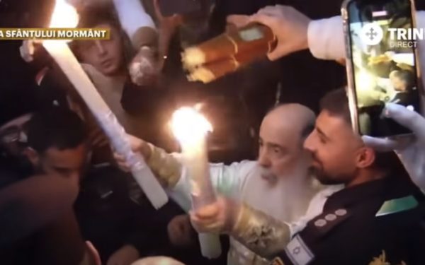 Sfânta Lumină de la Ierusalim a ajuns în România, vestind Paștele