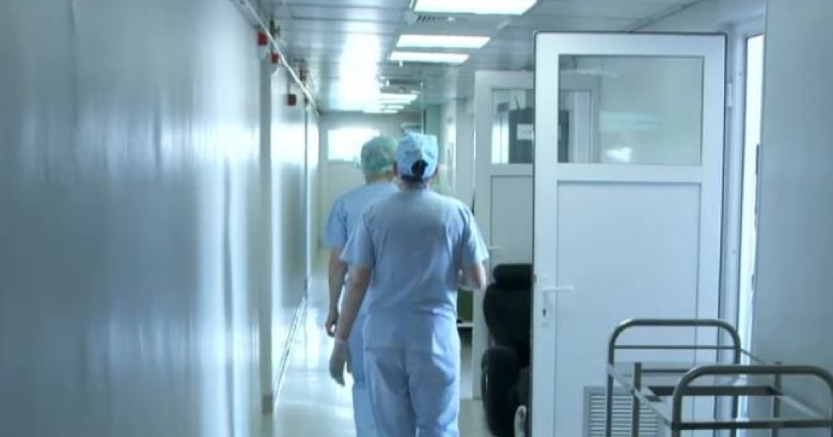 Ministrul Sănătății, Alexandru Rogobete, a cerut managerilor de spitale să raporteze în mod transparent și prompt infecțiile nosocomiale, subliniind că gestionarea corectă a acestor incidente nu trebuie să fie percepută drept un semn de slăbiciune pentru instituție