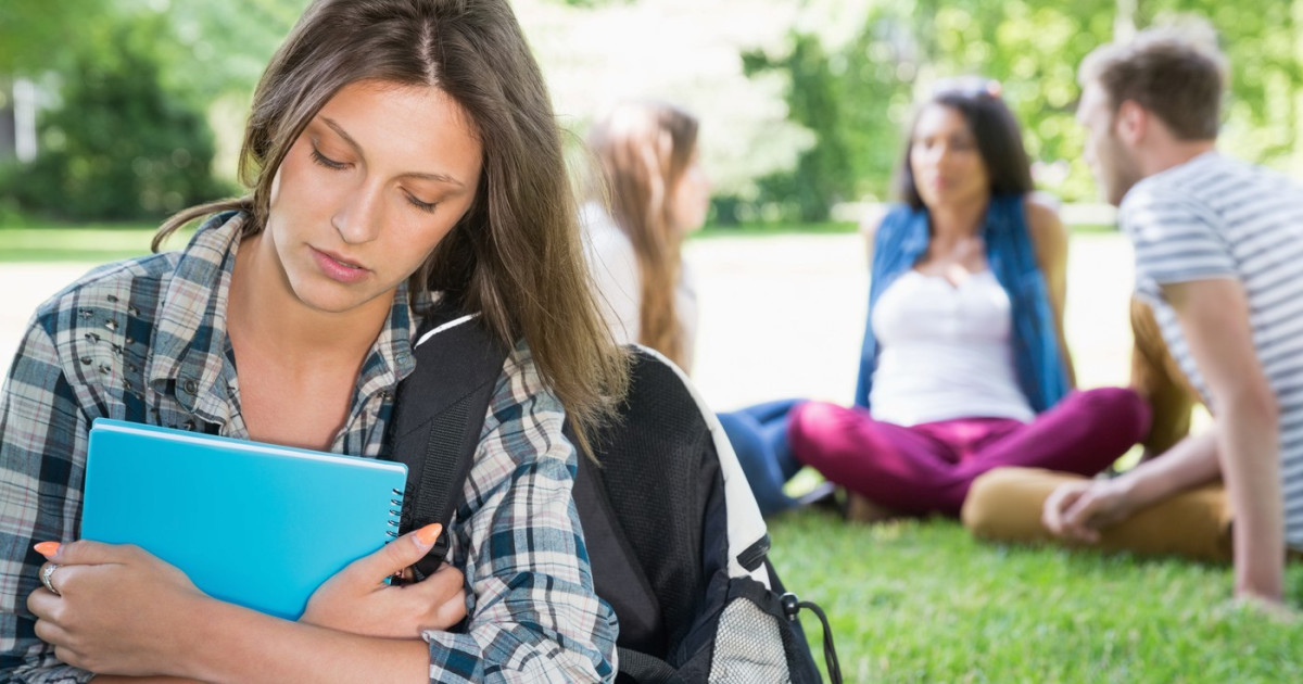 Diferența dintre a fi singur și a te simți singur are efecte majore asupra sănătății A fi singur și a te simți singur nu sunt același lucru, iar această distincție poate avea implicații semnificative pentru bunăstarea mentală și fizică
