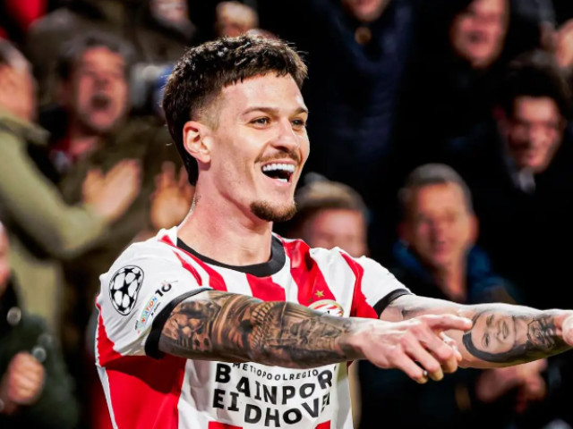 Dennis Man a intrat într-un grup select, după ce a câștigat titlul în Olanda Fotbalistul român Dennis Man, devenit recent campion al Olandei cu PSV Eindhoven, a fost introdus într-un club restrâns, format din jucători de excepție care au reușit performanțe similare în ultimii ani