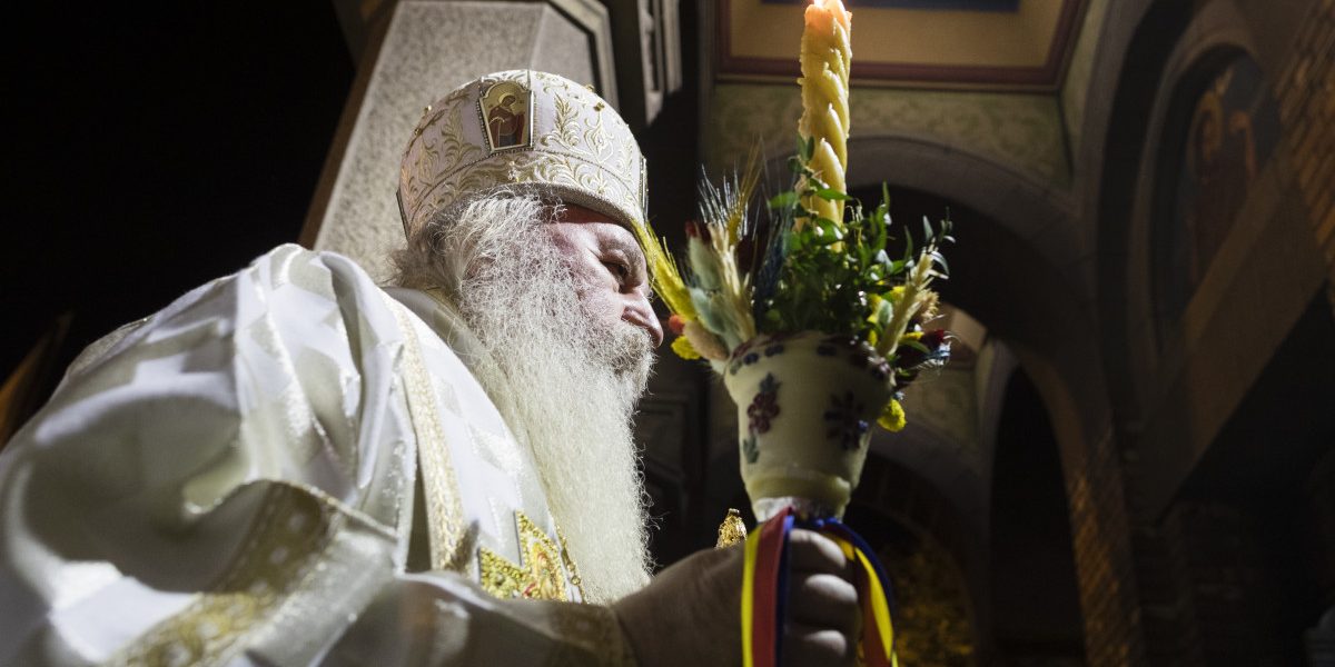 Lumina Sfântă de Înviere: Ce fac credincioșii dacă se stinge acasă?