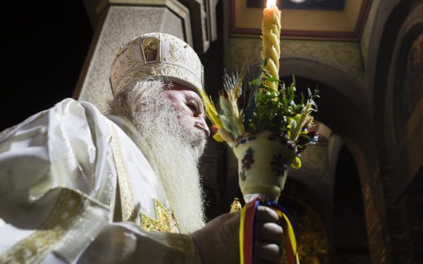 Lumina Sfântă de Înviere: Ce fac credincioșii dacă se stinge acasă?