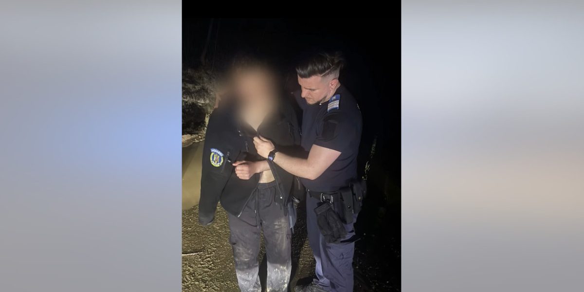 Tânăr, salvat de jandarmi după ce a fugit de urs. Și-a abandonat motocicleta!