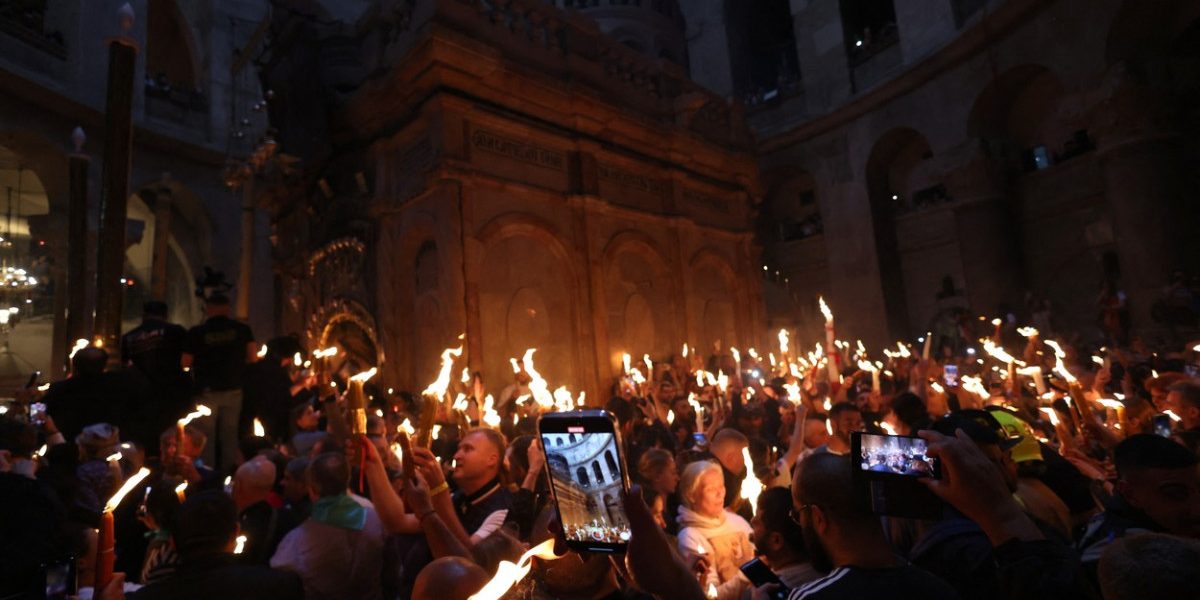 Sfânta Lumină ajunge azi în România: Securitate sporită la Ierusalim