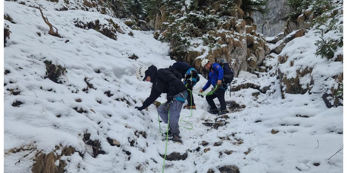 Acțiune dramatică în Piatra Craiului: jandarmii salvează doi turiști blocați pe gheață