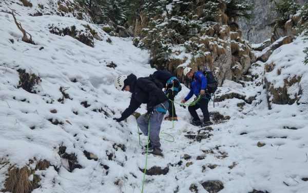 Acțiune dramatică în Piatra Craiului: jandarmii salvează doi turiști blocați pe gheață