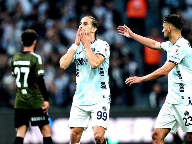 Într-un weekend plin de surprize fotbalistice, rezultatele din competițiile interne și internaționale au atras atenția fanilor și experților deopotrivă