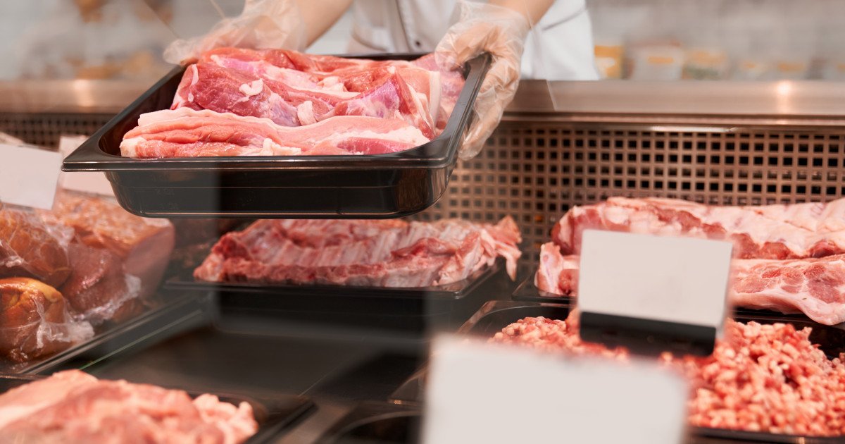 Scumpiri semnificative la carnea de miel înainte de Paște Românii vor plăti mai mult pentru masa de Paște din acest an, în condițiile în care prețurile carcasei de miel au crescut cu aproximativ 10% față de anul anterior