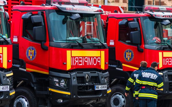 Incendiu uriaș la un bloc social din Constanța: Zeci de persoane, prinse în flăcări