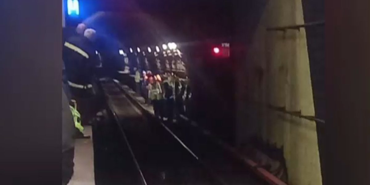 Metroul din București, blocat pe Magistrala 4: Tavan prăbușit pe șine!