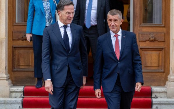 Cehia, sub Babis, strânge cureaua apărării, dar respectă NATO